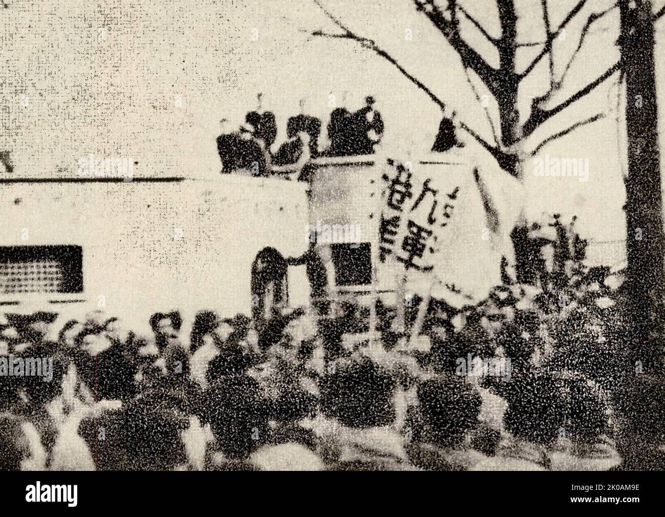 I rappresentanti degli studenti presentano una lettera di protesta all'Ambasciata del Regno Unito. Questo è stato per protestare contro le autorità britanniche di Hong Kong che hanno demolito un gran numero di case e perseguitato i compatrioti di Kowloon per costruire l'aeroporto di Kowloon. Foto Stock
