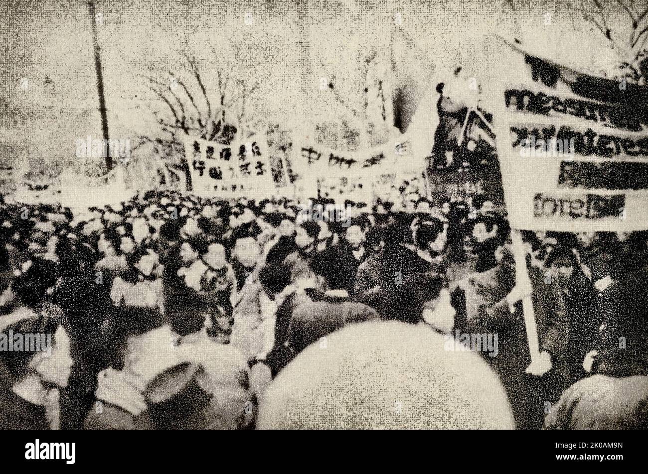 20.000 studenti di Shanghai hanno organizzato una protesta contro l'imperialismo britannico che perseguitava i residenti di Kowloon. Questo alla luce delle autorità britanniche di Hong Kong che hanno demolito un gran numero di case e perseguitato i compatrioti di Kowloon per costruire l'aeroporto di Kowloon. Foto Stock