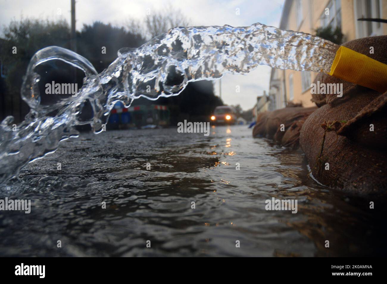 UN FURGONE PASSA ATTRAVERSO LE STRADE ALLAGATE DI HAMBLEDON, HAMPSHIRE DOPO UN'ALTRA NOTTE DI PIOGGIA. IL VILLAGGIO È STATO INONDATO PER PIÙ DI DUE SETTIMANE. PIC MIKE WALKER, MIKE WALKER IMMAGINI, 2014 Foto Stock