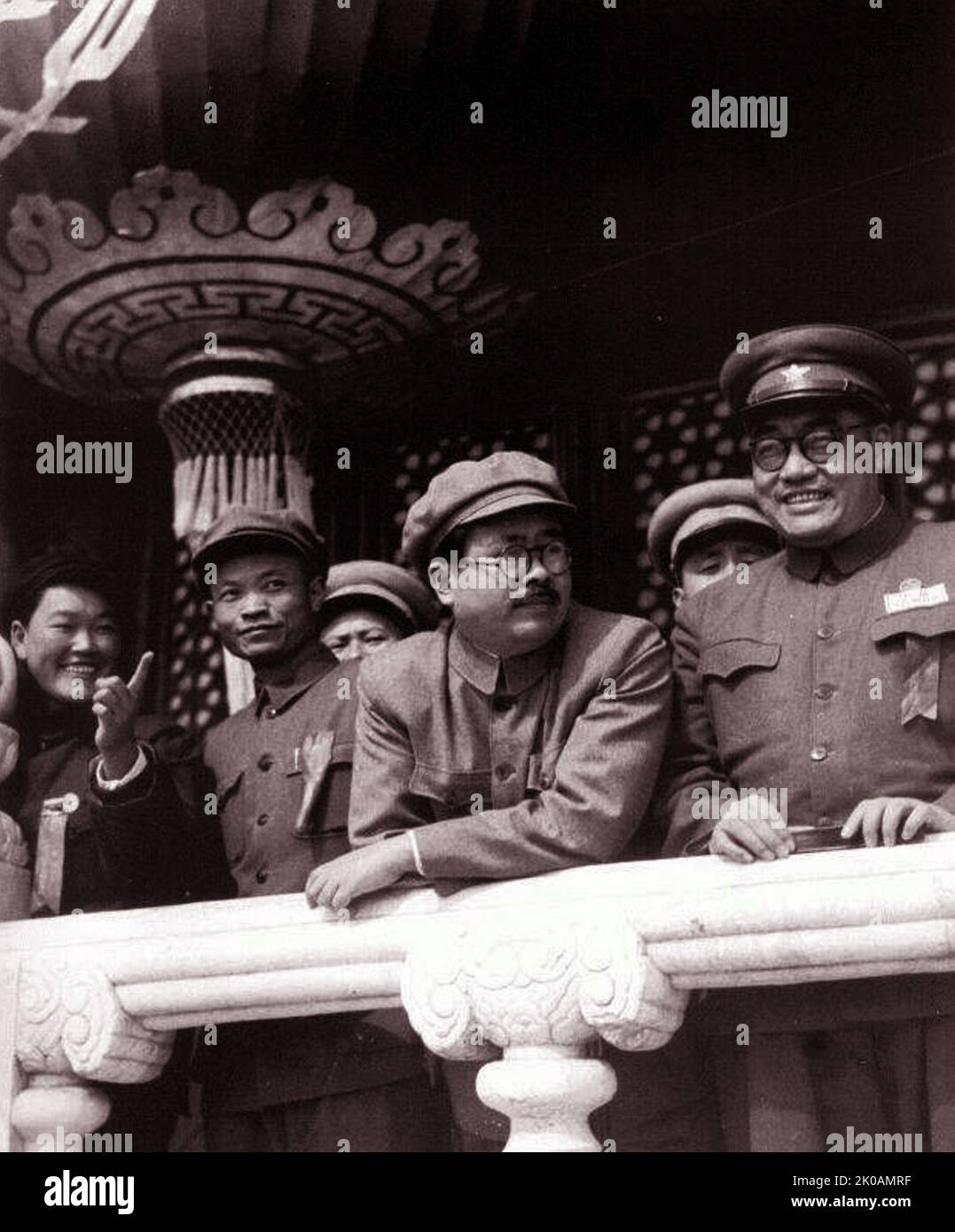 Ren (appoggiandosi sulla ringhiera) partecipando alle celebrazioni del primo anniversario della RPC a Tiananmen il 1 ottobre 1950 - un mese prima della sua morte Foto Stock