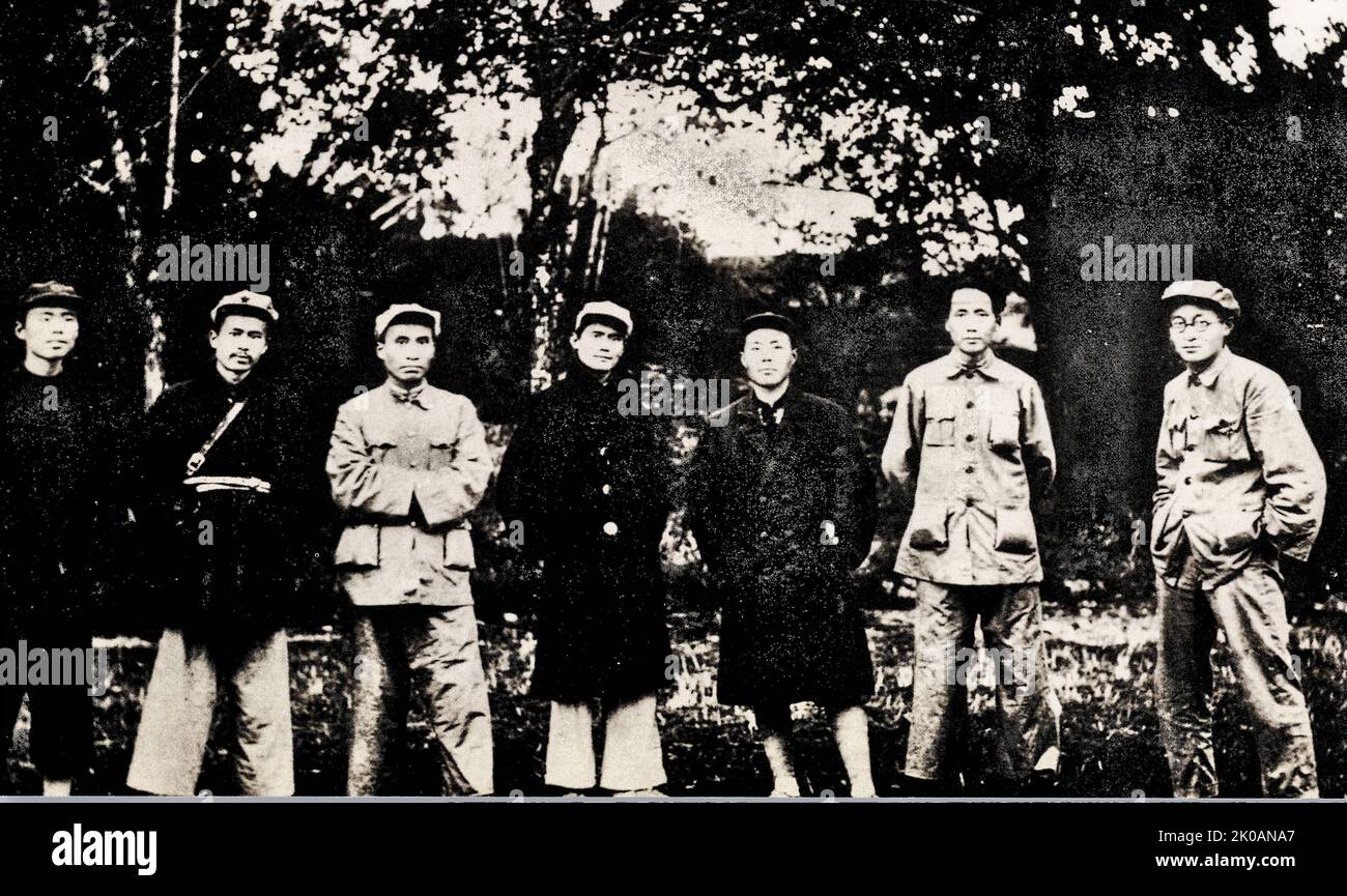 In gennaio, Ren Bishi ha partecipato alla quarta sessione plenaria del Sesto Comitato Centrale del Partito Comunista Cinese a Shanghai ed è stato eletto membro dell'Ufficio politico del Comitato Centrale. In marzo, il Comitato Centrale del Partito lo inviò a lavorare nell'Area Sovietica Centrale della Provincia di Jiangxi, come membro dell'Ufficio Centrale dell'Area Sovietica e Ministro dell'Organizzazione. Questa è una foto di gruppo di alcuni membri dell'Ufficio Centrale del Distretto sovietico. Foto Stock