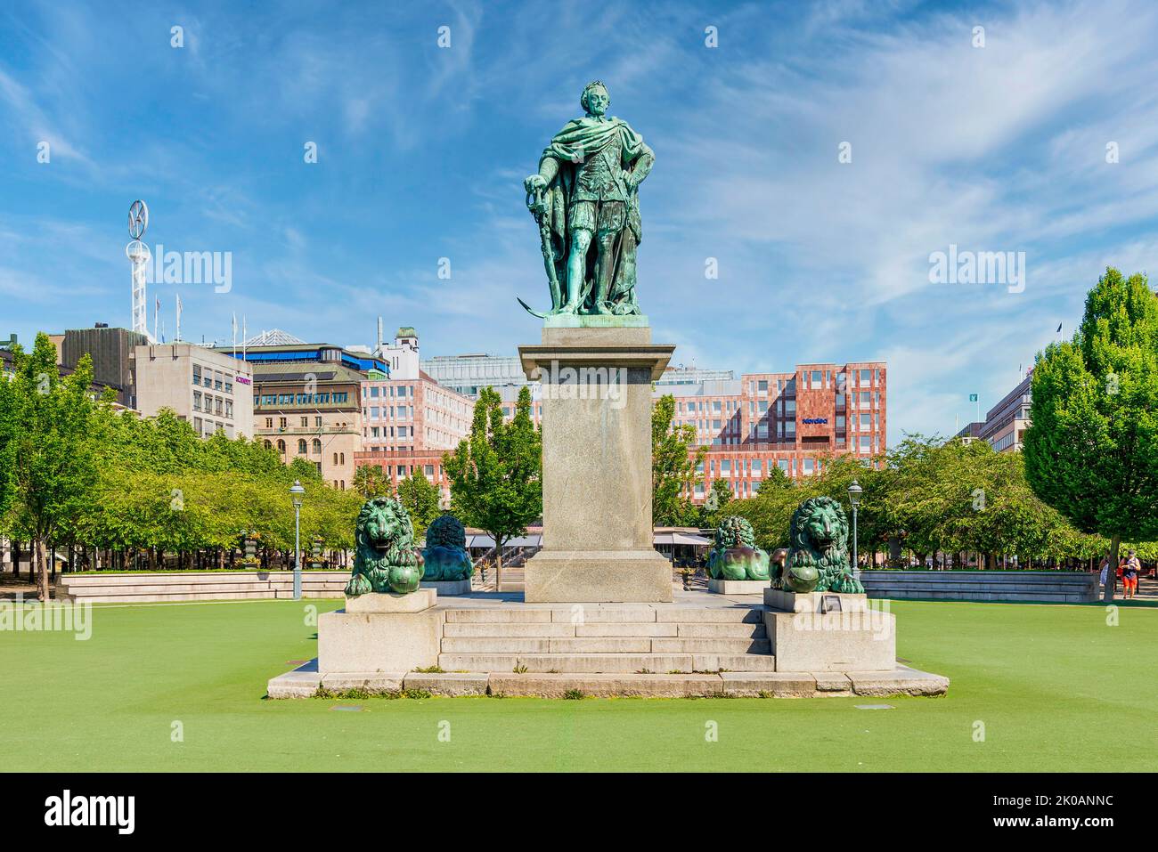Statua del Re Carlo XIII che mediava il Giardino del Re, Kungstradgarden, o Kungsan, un parco nel quartiere di Norrmalm, nel centro di Stoccolma, in una giornata estiva di sole, Stoccolma, Svezia Foto Stock