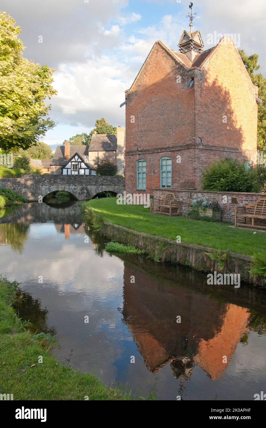 Eardisland pittoresco villaggio sul fiume Arrow con la vecchia colombaia, ora un negozio, nr Leominster, Herefordshire, Inghilterra Foto Stock