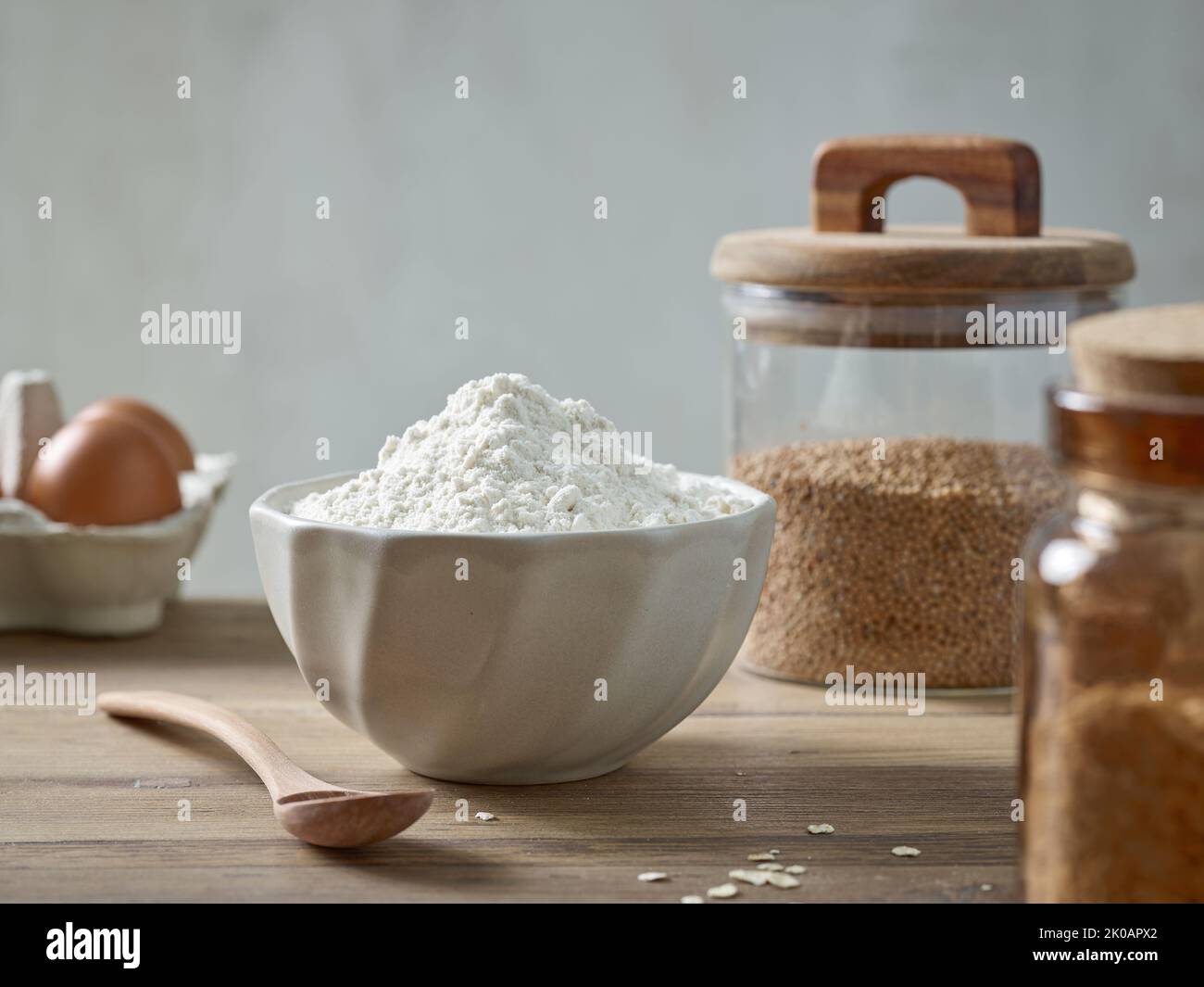 vari ingredienti alimentari sul tavolo da cucina in legno Foto Stock