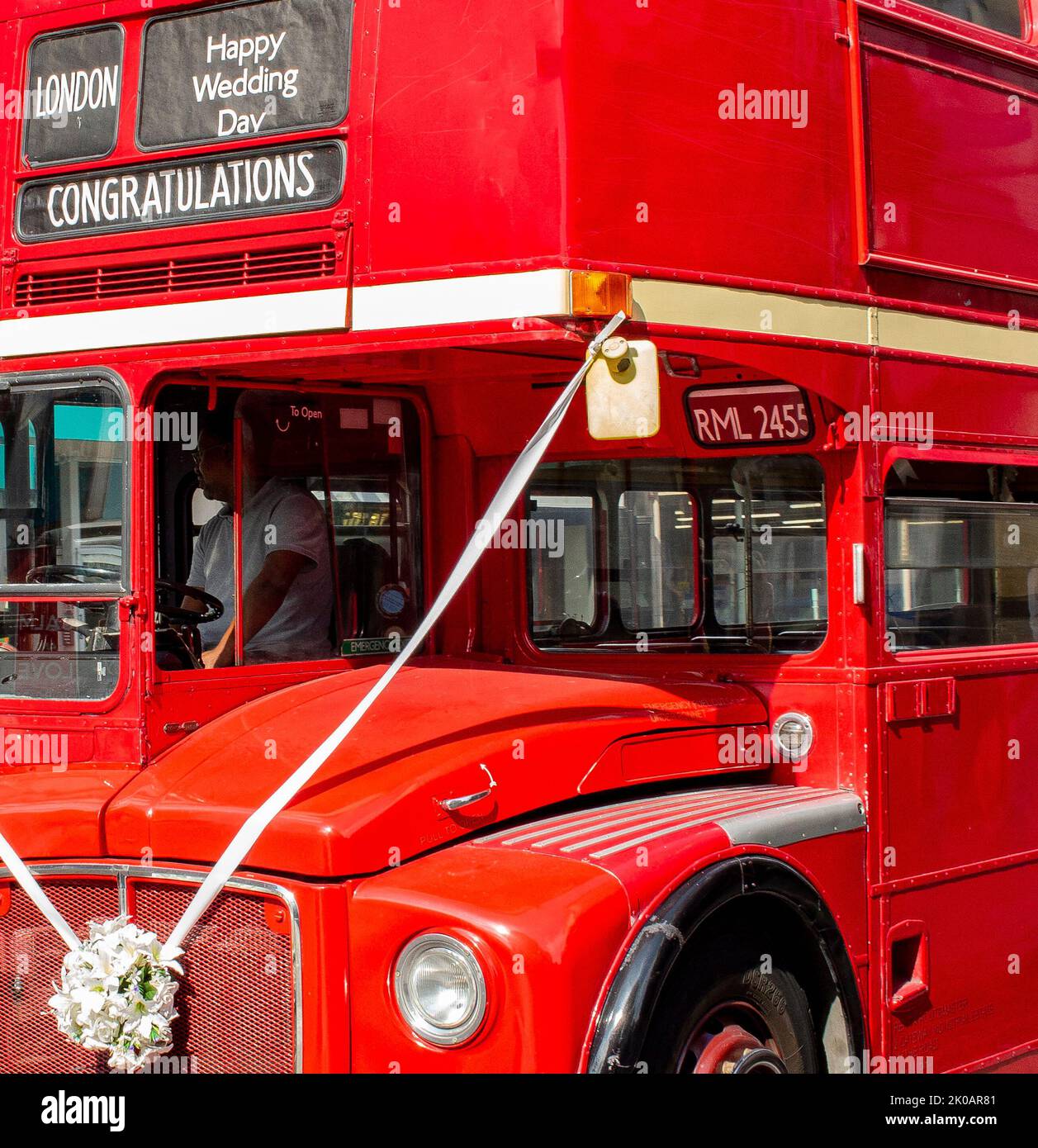 Autobus Red London Transport che funge da noleggio privato per matrimoni con sash e "Happy Wedding Day" Foto Stock