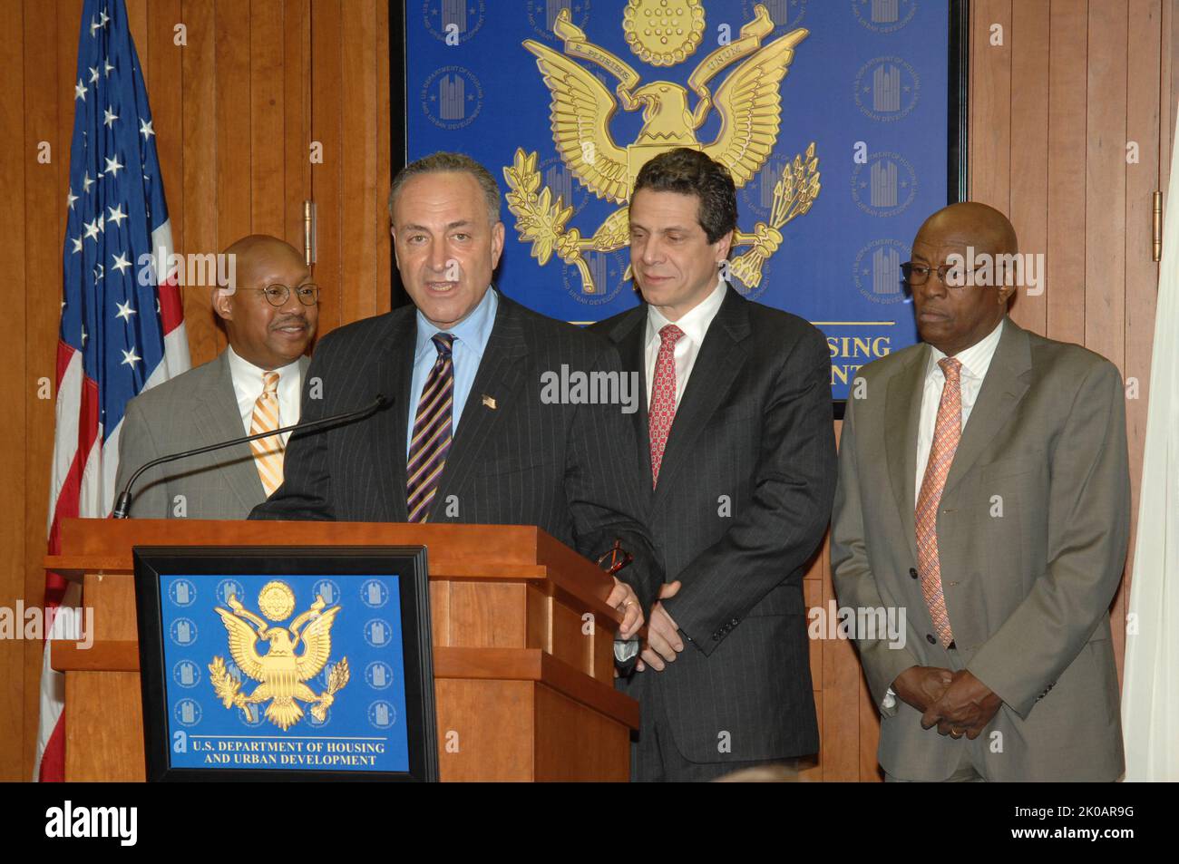 Conferenza stampa del Segretario Alphonso Jackson - Conferenza stampa, presso la sede HUD, sulla negazione del Segretario di Clipper Equity, la richiesta di L.P. di acquistare lo sviluppo di alloggi Starrett City a Brooklyn, New York, per mancanza di informazioni sufficienti che dimostrino l'impegno dell'azienda verso alloggi a prezzi accessibili. Insieme al Segretario Alphonso Jackson per l'annuncio sono stati il Procuratore Generale di New York - ed ex Segretario HUD - Andrew Cuomo, il Senatore di New York Charles Schumer, e il Congressman di New York Edolphus Towns. Il Segretario Alphonso Jackson Press Conference oggetto, conferenza stampa, ad H Foto Stock Conferenza stampa del Segretario Alphonso Jackson - Conferenza stampa, presso la sede HUD, sulla negazione del Segretario di Clipper Equity, la richiesta di L.P. di acquistare lo sviluppo di alloggi Starrett City a Brooklyn, New York, per mancanza di informazioni sufficienti che dimostrino l'impegno dell'azienda verso alloggi a prezzi accessibili. Insieme al Segretario Alphonso Jackson per l'annuncio sono stati il Procuratore Generale di New York - ed ex Segretario HUD - Andrew Cuomo, il Senatore di New York Charles Schumer, e il Congressman di New York Edolphus Towns. Il Segretario Alphonso Jackson Press Conference oggetto, conferenza stampa, ad H Foto Stock