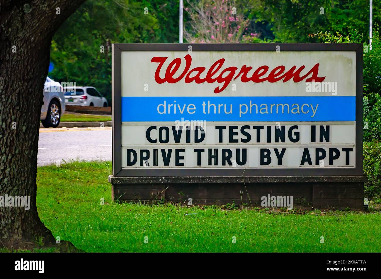 Walgreens Pharmacy pubblicizza test drive-thru per COVID-19, 8 settembre 2022, a Daphne, Alabama. Walgreens offre test di laboratorio PCR e test rapidi. Foto Stock