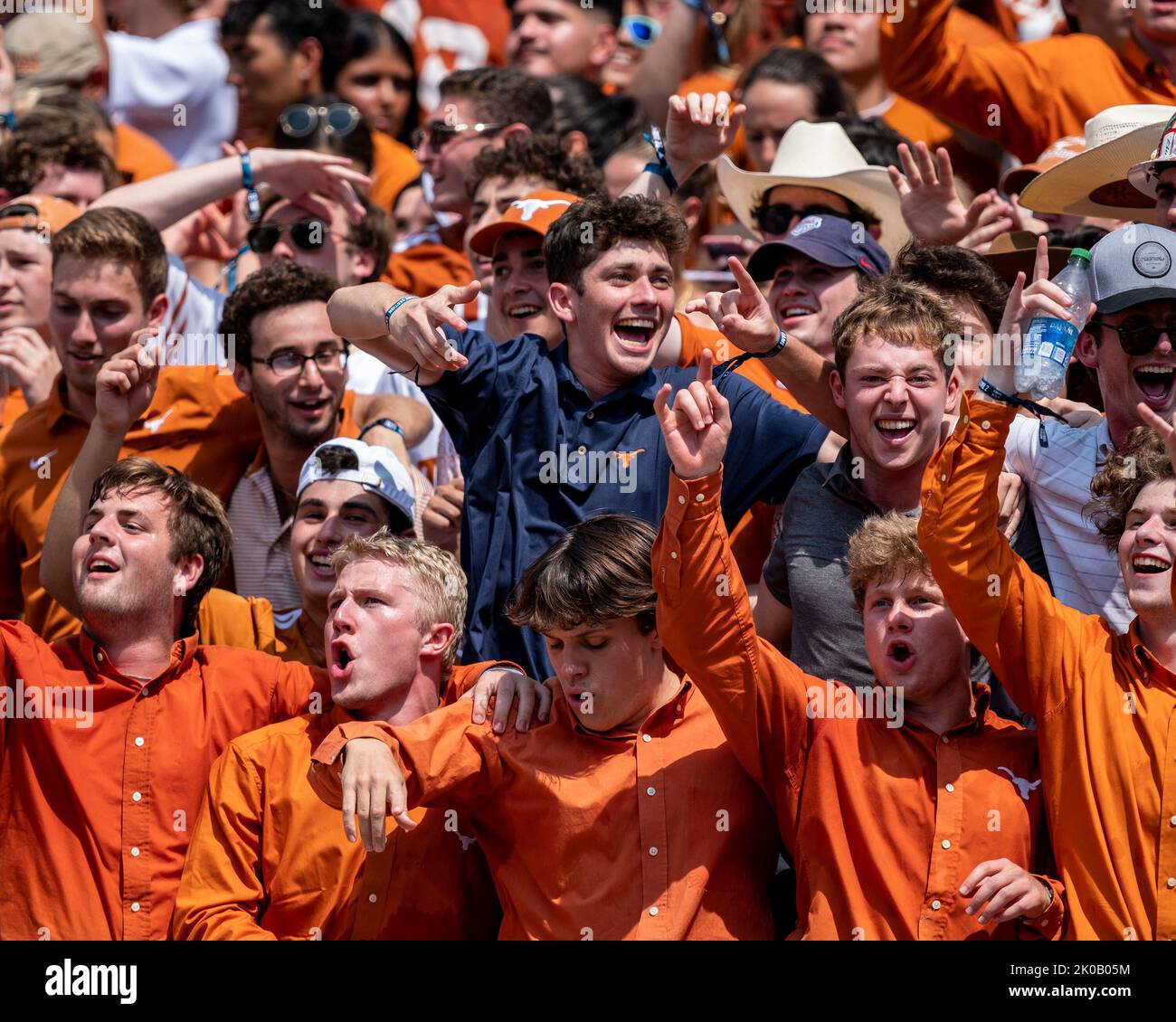 Settembre 10, 2022. I fan dei Texas Longhorns in azione come i Longhorns giocare l'Alabama Crimson Tide al DKR-Memorial Stadium. L'Alabama sconfigge il Texas all'ultimo secondo 20-19. Credit: CAL Sport Media/Alamy Live News Foto Stock