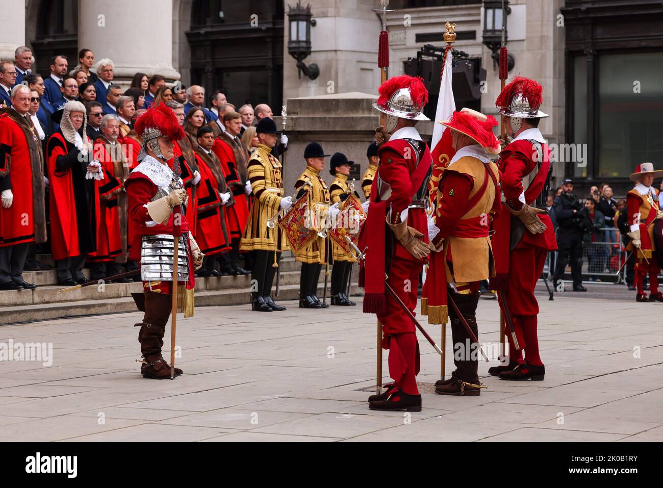 Londra, Regno Unito. 11th Set, 2022. I membri delle guardie Coldstream si esibiscono come la proclamazione principale viene letta dal balcone che si affaccia sulla Corte dei Frati dopo il Consiglio di adesione al Palazzo di San Giacomo, mentre il re Carlo III viene formalmente proclamato nuovo monarca britannico, a seguito della morte della regina Elisabetta II, a Londra, Gran Bretagna Sabato del 10 settembre, 2022. Foto del Ministro britannico della Difesa/UPI Credit: UPI/Alamy Live News Foto Stock