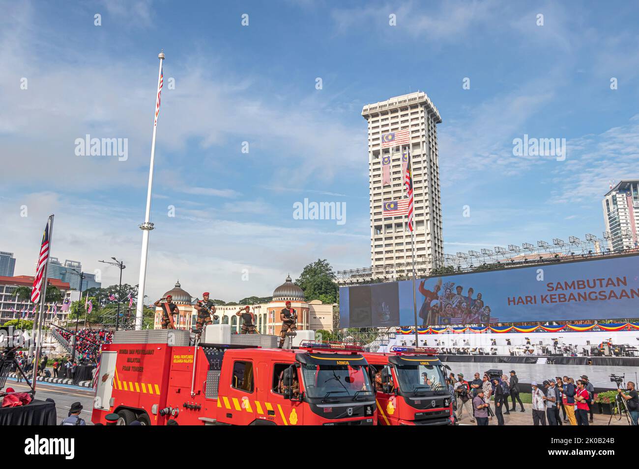 Veicolo malese per il fuoco e il salvataggio con personaggi durante le prove della parata del 65° giorno nazionale della Malesia a Kuala Lumpur, Malesia. Foto Stock