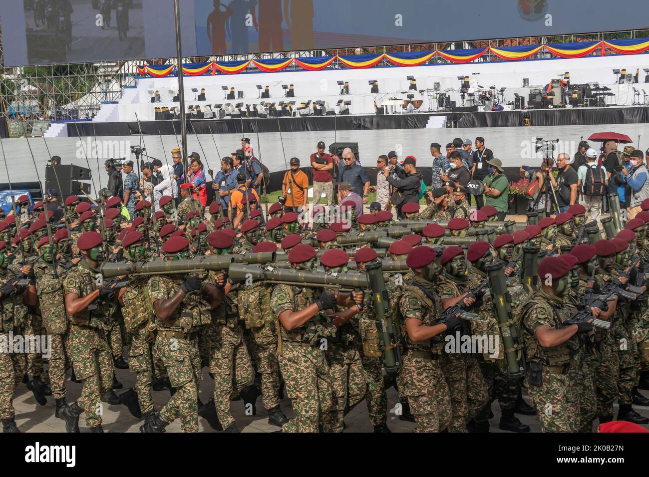 Truppa da 10th Brigata paracadute dell'Esercito Malesiano che marciò con armi e attrezzature durante la parata della Giornata Nazionale della Malesia 65 a Kuala Lumpur. Foto Stock