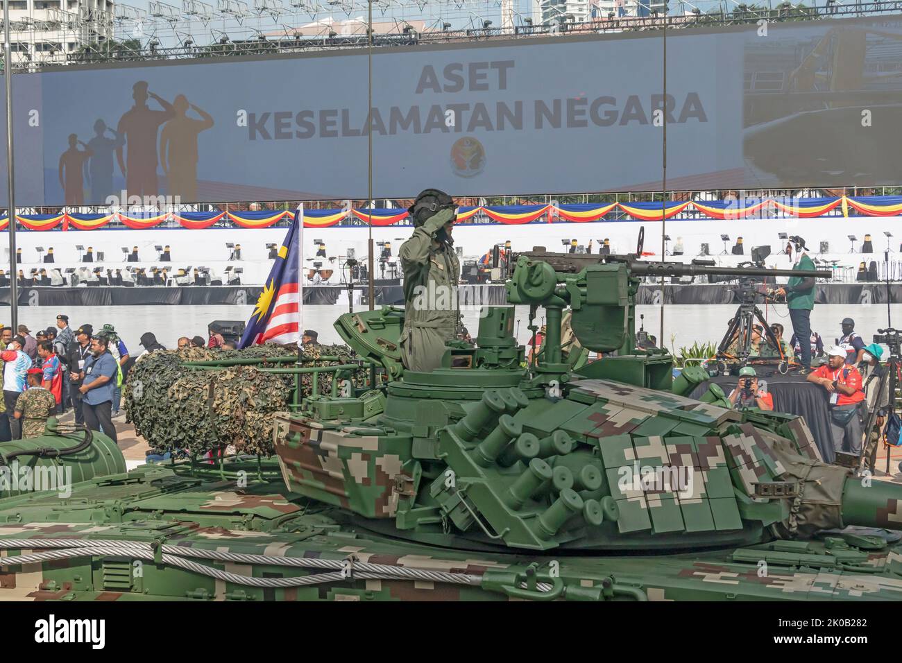 Il personale della nave cisterna dell'esercito malese saluta dalla torretta del carro armato di Pendekar PT-91m durante la parata nazionale di giorno di Malesia 65th a Kuala Lumpur, Malesia. Foto Stock