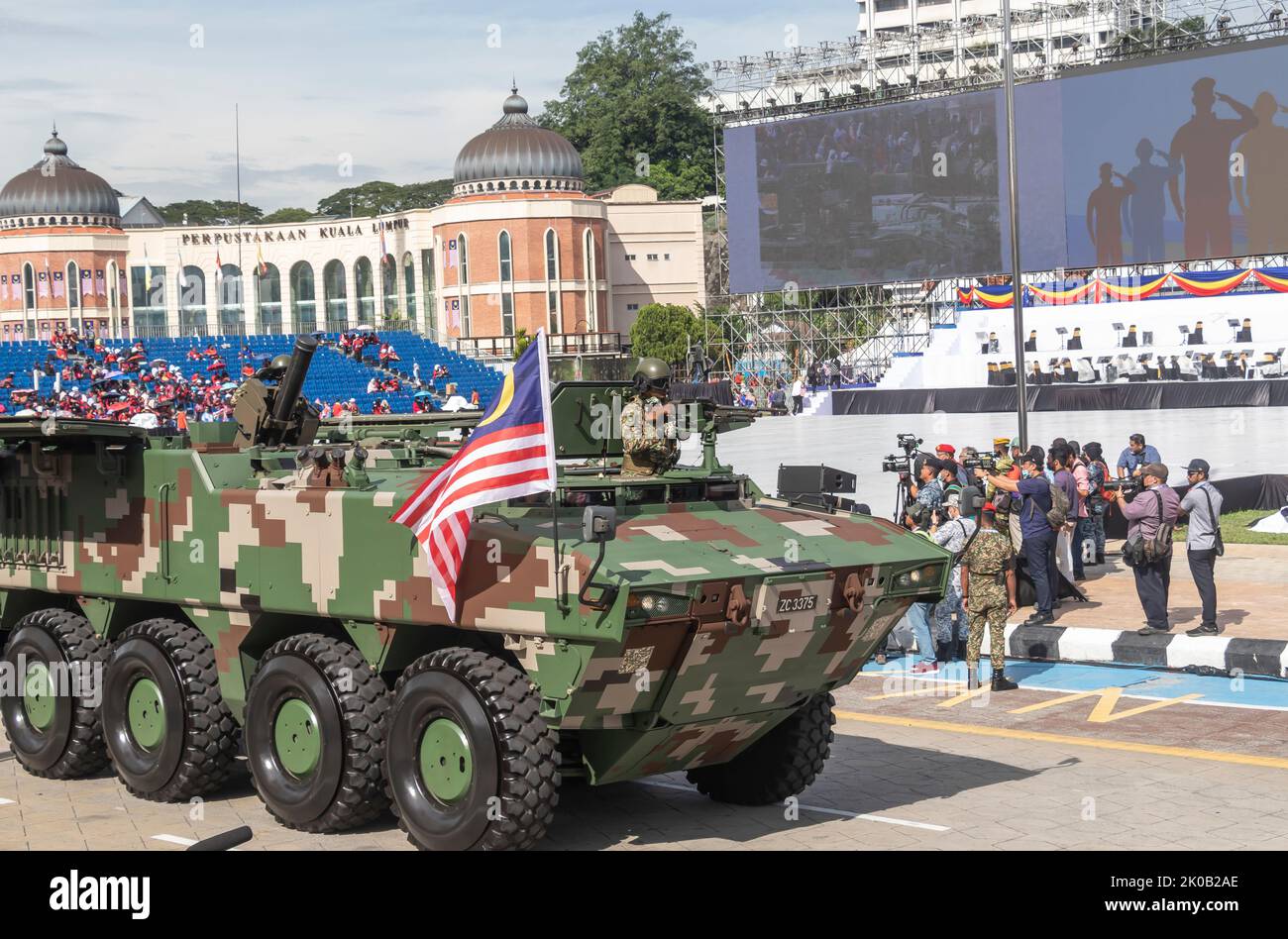 Veicolo da combattimento della fanteria o portatore di personale blindato dell'esercito malese AV-8 Gempita durante l'arata della Giornata Nazionale della Malesia 65 a Kuala Lumpur, Malesia. Foto Stock