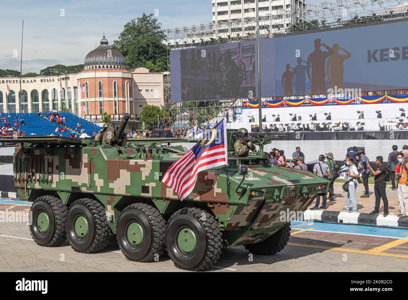 Veicolo da combattimento della fanteria o portatore di personale blindato dell'esercito malese AV-8 Gempita durante l'arata della Giornata Nazionale della Malesia 65 a Kuala Lumpur, Malesia. Foto Stock