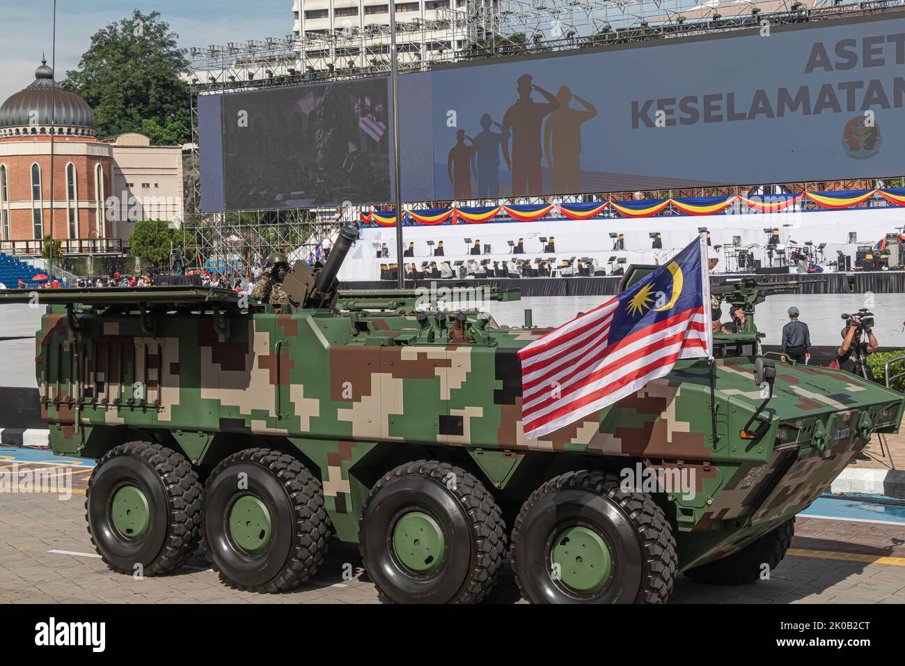 Veicolo da combattimento della fanteria o portatore di personale blindato dell'esercito malese AV-8 Gempita durante l'arata della Giornata Nazionale della Malesia 65 a Kuala Lumpur, Malesia. Foto Stock