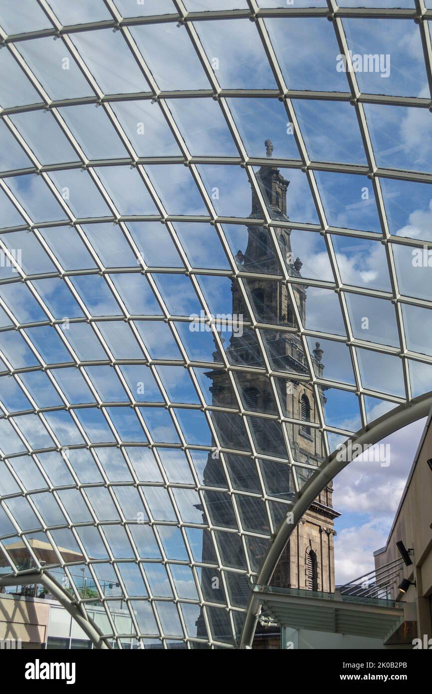 Chiesa della Santissima Trinità attraverso il tetto di vetro del centro commerciale Trinity Foto Stock