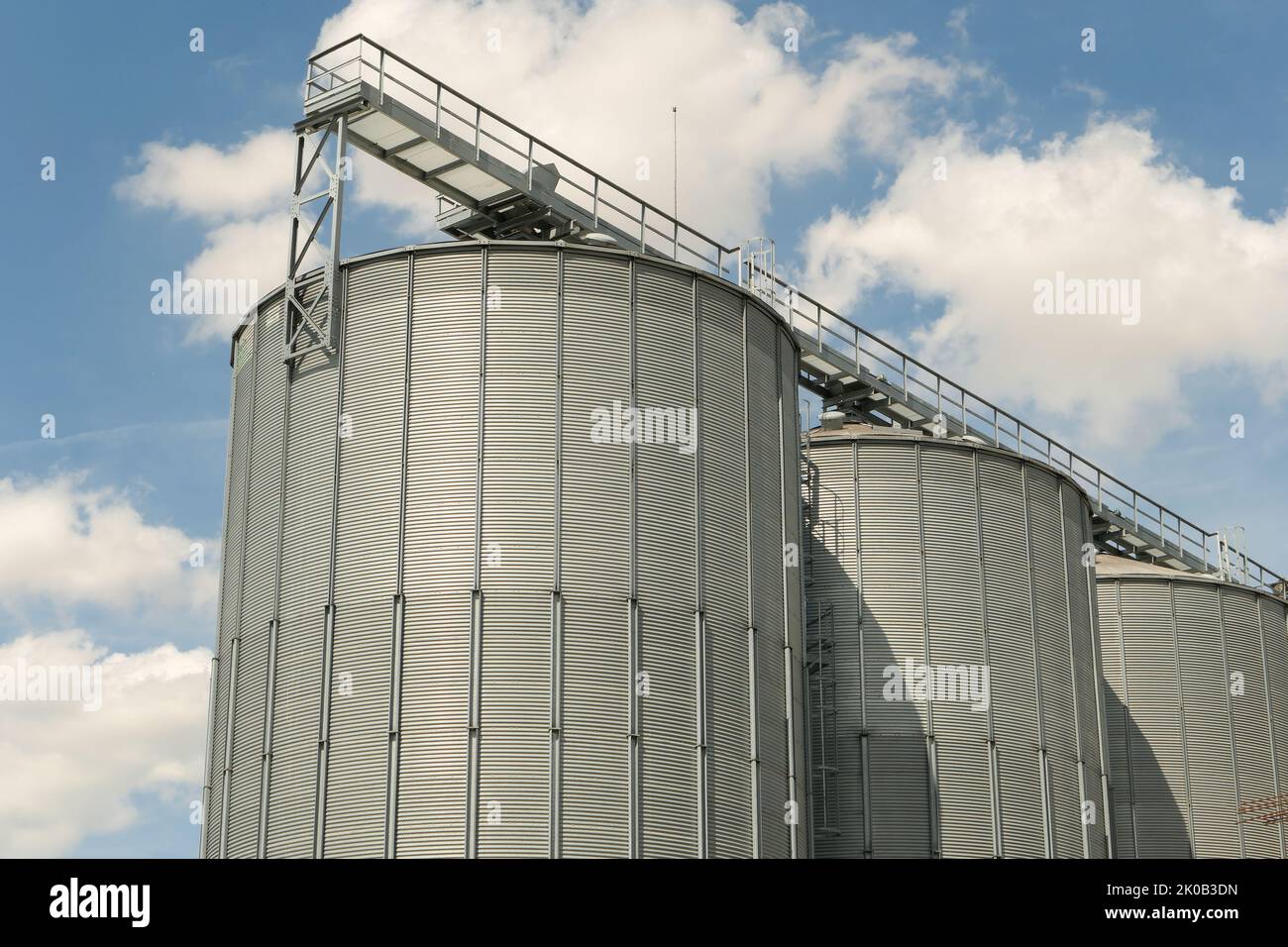 Serbatoio in acciaio contenente prodotti alimentari. Grano silo. Foto Stock