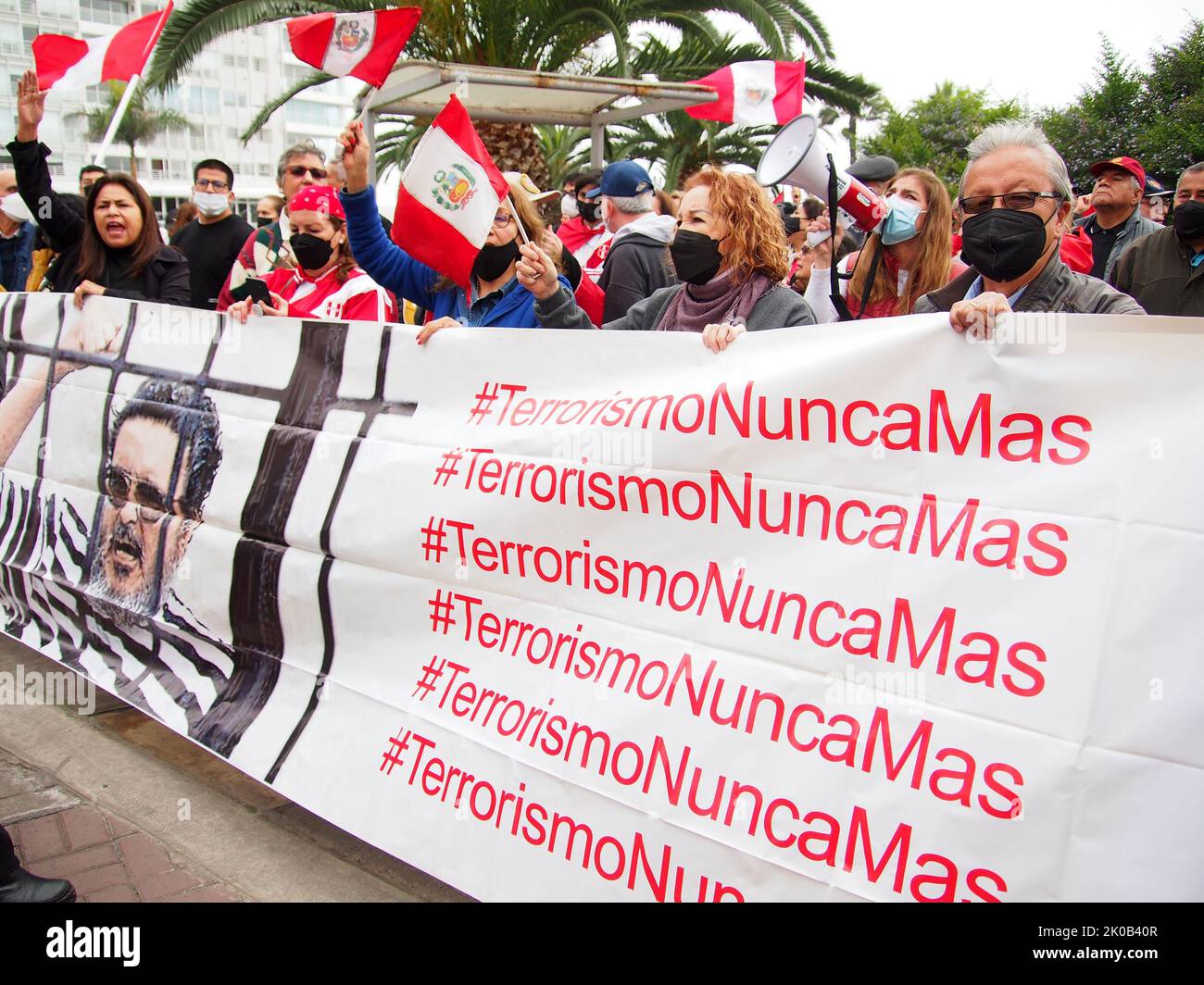 "Terrorismo mai più” può essere letto su un banner quando centinaia di persone si riuniscono per le strade per celebrare il 30th° anniversario della cattura e il primo anniversario della morte di Abimael Guzman, leader del gruppo terroristico Shining Path. Guzman (86) fu catturato il 12th settembre 1992 e morì nella prigione di base di Callao Naval il 11th settembre 2021, dove stava servendo una condanna a vita per atti terroristici che devastarono il paese negli anni '1980s e '1990s. Foto Stock