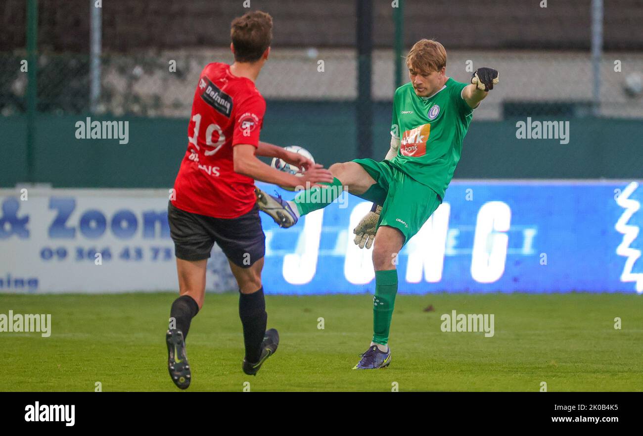 KAA GENT JONG' Celestin Eric De Schrevel combatte per la palla durante una partita tra Jong Gent e Winkel Sport, sabato 10 settembre 2022 a Gent. BELGA PHOTO VIRGINIE LEFOUR Foto Stock