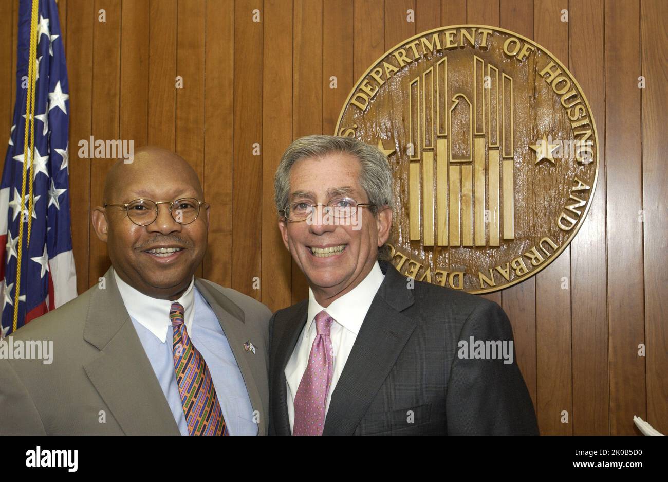 Il Segretario Alphonso Jackson con Fred Zeidman - il Segretario Alphonso Jackson ha incontrato Fred Zeidman, Houston, imprenditore del Texas e presidente del Consiglio commemorativo dell'Olocausto degli Stati Uniti, presso la sede centrale dell'HUD. Il Segretario Alphonso Jackson con Fred Zeidman Subject, il Segretario Alphonso Jackson ha incontrato Fred Zeidman, Houston, imprenditore del Texas e Presidente del Consiglio commemorativo dell'Olocausto degli Stati Uniti, presso la sede centrale dell'HUD. Foto Stock