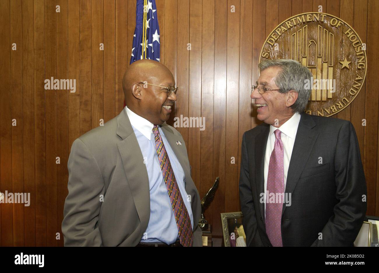 Il Segretario Alphonso Jackson con Fred Zeidman - il Segretario Alphonso Jackson ha incontrato Fred Zeidman, Houston, imprenditore del Texas e presidente del Consiglio commemorativo dell'Olocausto degli Stati Uniti, presso la sede centrale dell'HUD. Il Segretario Alphonso Jackson con Fred Zeidman Subject, il Segretario Alphonso Jackson ha incontrato Fred Zeidman, Houston, imprenditore del Texas e Presidente del Consiglio commemorativo dell'Olocausto degli Stati Uniti, presso la sede centrale dell'HUD. Foto Stock
