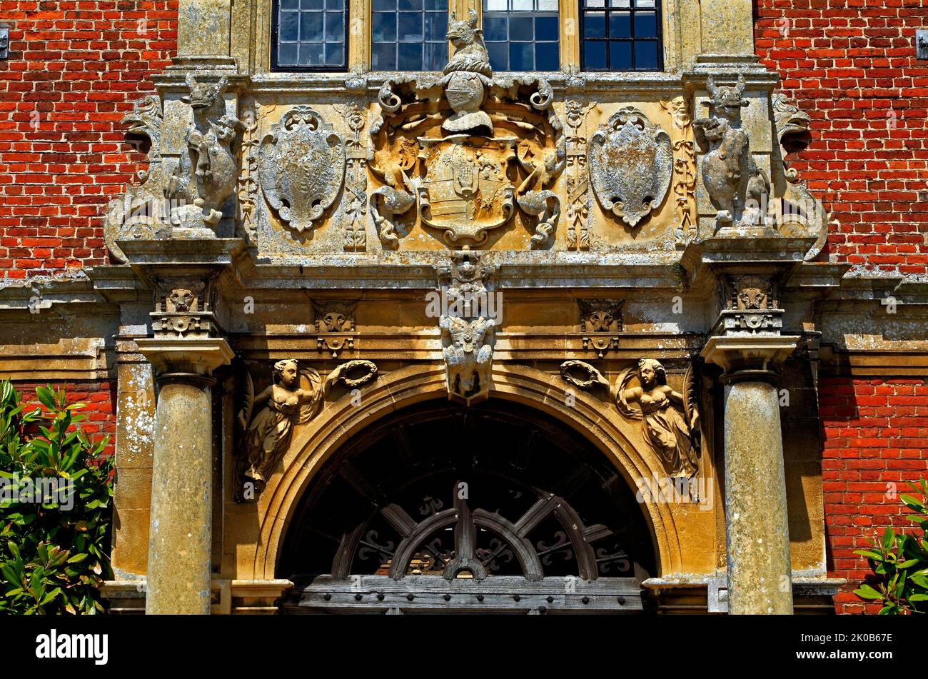 Blickling Hall, Jacobean, Norfolk, particolare di araldica, sopra l'ingresso, Inghilterra, Regno Unito Foto Stock