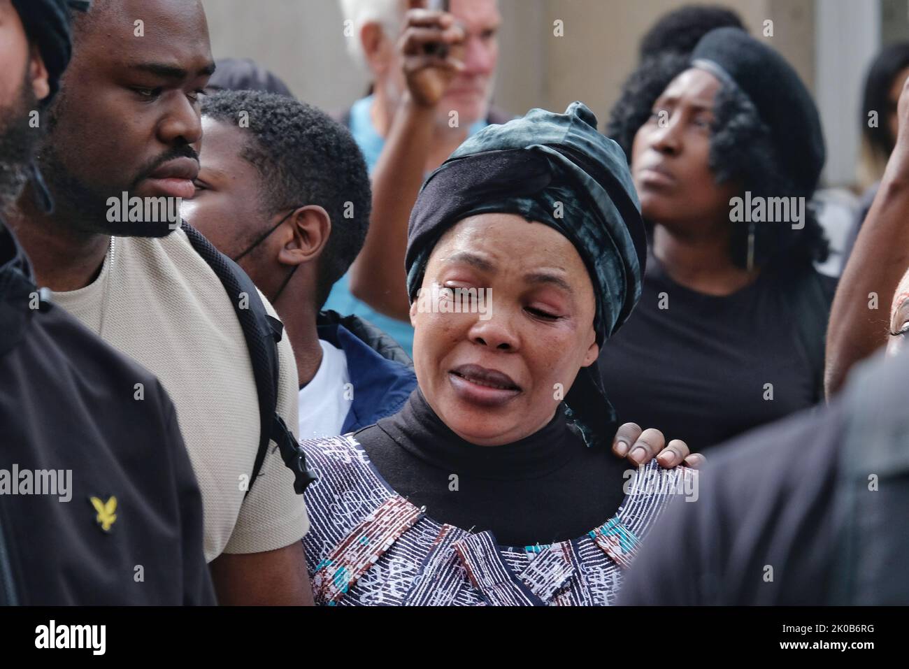 Londra, Regno Unito. 10th Settembre 2022. Helen, madre di Chris Kaba, è confortata dai membri della famiglia mentre centinaia di manifestanti di Black Lives Matters hanno marciato da Parliament Square a New Scotland Yard in seguito a un'uccisione del padre-a-essere, un uomo nero disarmato, avvenuta lunedì scorso a sud di Londra dalla polizia. L'Ufficio indipendente per la condotta di polizia (IOPC) considera l'indagine come omicidi. Credit: Undicesima ora di Fotografia/Alamy Live News Foto Stock