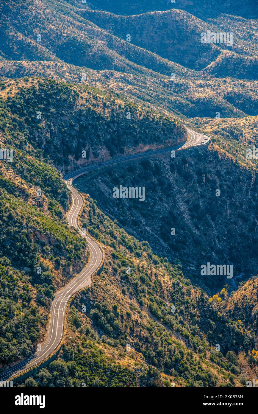 Mount Lemmon, Tucson, Arizona - Vista ad angolo alta della strada tortuosa della montagna. Strada di montagna su un pendio verde della montagna. Foto Stock