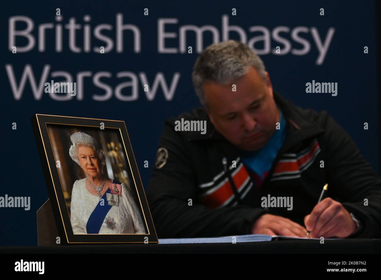 VARSAVIA, POLONIA. 10 settembre 2022. Un uomo firma un libro di condoglianze presso l'Ambasciata del Regno Unito a Varsavia, Polonia. La regina Elisabetta II morì al castello di Balmoral in Scozia il 8 settembre 2022, ed è succeduta dal suo figlio maggiore, re Carlo III Credit: ASWphoto/Alamy Live News Foto Stock