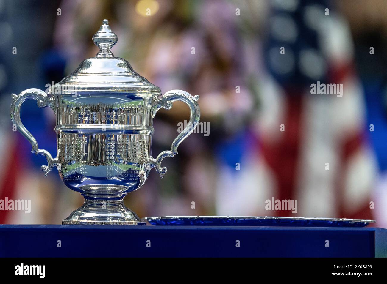 New York, NY - 10 settembre 2022: Trofeo vincitore e secondo classificato visto durante la presentazione dopo la finale dei campionati US Open tra IgA Swiatek di Polonia e Ons Jabeur di Tunisia all'USTA Billie Jean King National Tennis Center Foto Stock
