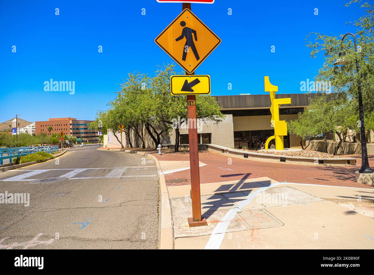 segnaletica stradale, segnaletica di arresto, semafori, strade, zona pedonale, attraversamento, crociera, traffico, nomenclatura, señalización vial, señales de alto, semáforos, carreteras, zona peatonal, cruce, crucero, Tráfico, nomenclatura, Blue Sky , fermata , Downtown Tucson, Arizona, Stati Uniti. Città di Tucson. È una città dell'Arizona, nel deserto del Sonoran, circondata da diverse catene montuose, tra cui la Sierra de Santa Catalina. Le residenze restaurate del quartiere storico di El Presidio e le case a schiera del Barrio Historico riflettono gli inizi del 19th° secolo della città. Tucson è la sede degli Univers Foto Stock