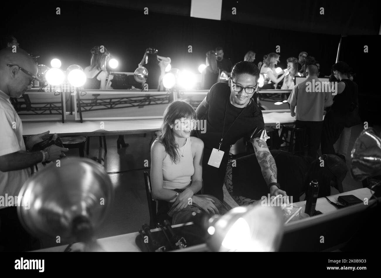 New York, New York, Stati Uniti. 10th Set, 2022. Professional Models ottiene capelli e make up fatto back stage prima di Son Jung WAN Show durante la settimana della moda di New York agli Spring Studios durante a New York. (Credit Image: © Brian Branch Price/ZUMA Press Wire) Credit: ZUMA Press, Inc./Alamy Live News Foto Stock