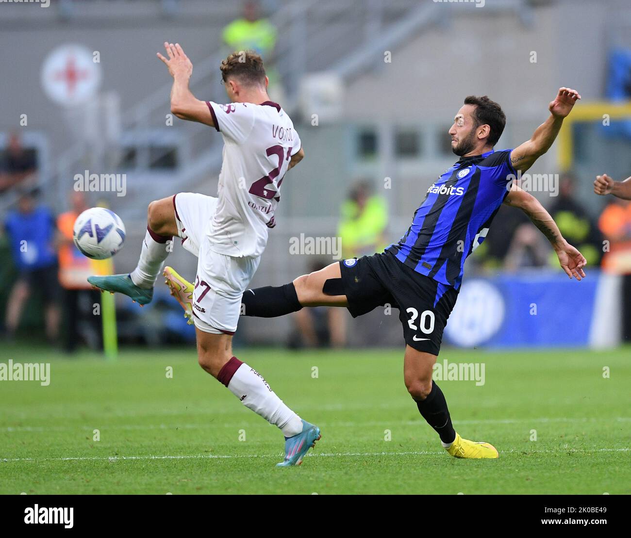 Milano, Italia. 10th Set, 2022. Il FC Inter's Hakan Calhanoglu (R) vies con il Mergim Vojvoda di Torino durante una Serie Una partita di calcio tra il FC Inter e Torino a Milano, 10 settembre 2022. Credit: Str/Xinhua/Alamy Live News Foto Stock