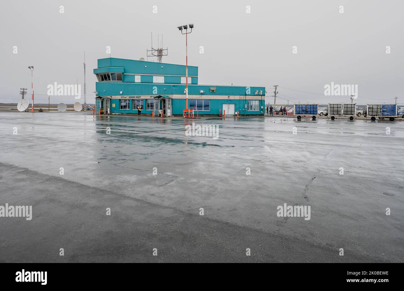 L'aeroporto di Rankin, Nunavut come visto dalla pista in una giornata piovosa Foto Stock