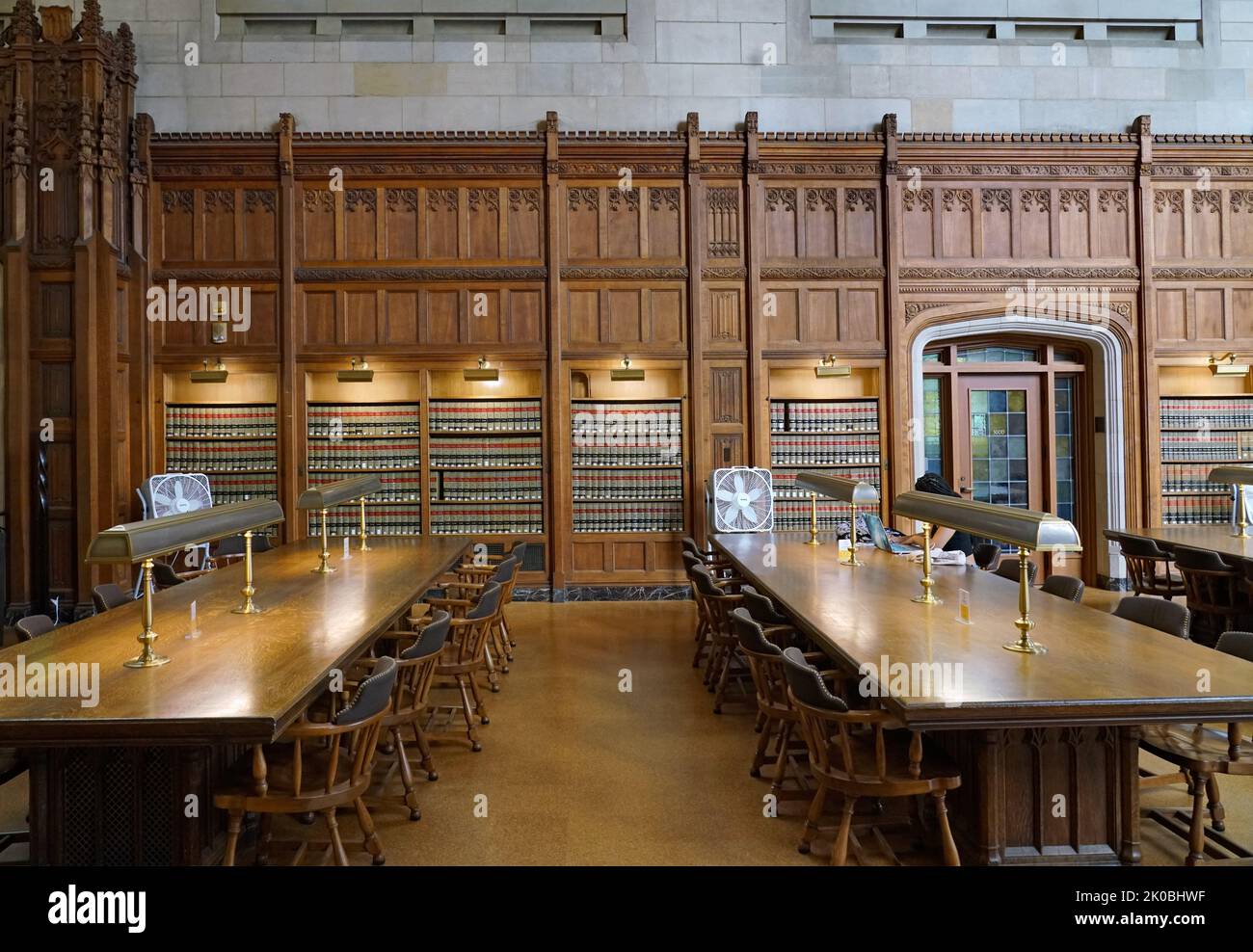 Ann Arbor, Michigan, USA - Agosto 2022: Biblioteca dell'Università sala di lettura con eleganti pannelli in legno intagliato e tavoli in legno. Foto Stock