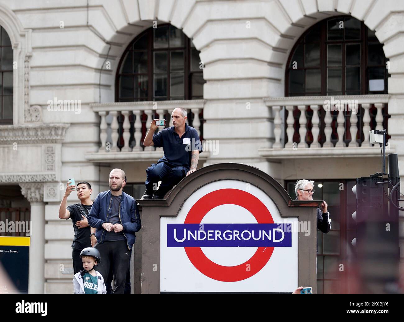 Londra, Gran Bretagna. 10th Set, 2022. La gente guarda una cerimonia in cui il proclama di adesione per re Carlo III è letto al Royal Exchange nella città di Londra, Gran Bretagna, 10 settembre 2022. Il re Carlo III fu formalmente proclamato nuovo monarca britannico in occasione di una riunione del Consiglio di adesione a Palazzo di San Giacomo il sabato. Credit: Li Ying/Xinhua/Alamy Live News Foto Stock