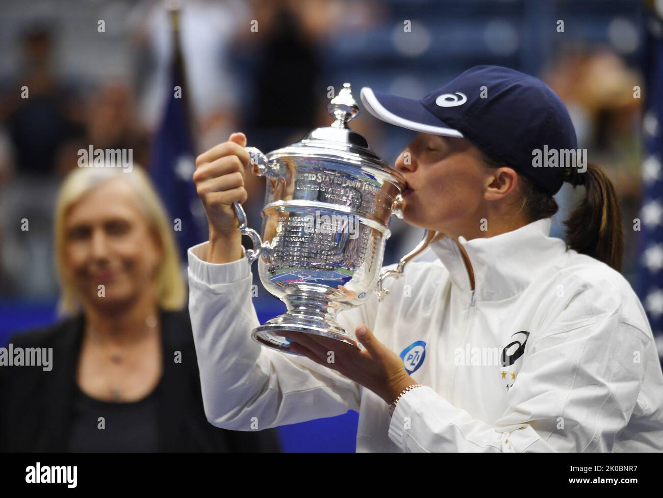 New York, Stati Uniti. 10th Set, 2022. New York Flushing Meadows US Open Day 13 10/09/2022 IgA Swiatek (POL) festeggia con il trofeo dopo aver vinto le donne single finale guardato da Martina Navratilova Credit: Roger Parker/Alamy Live News Foto Stock