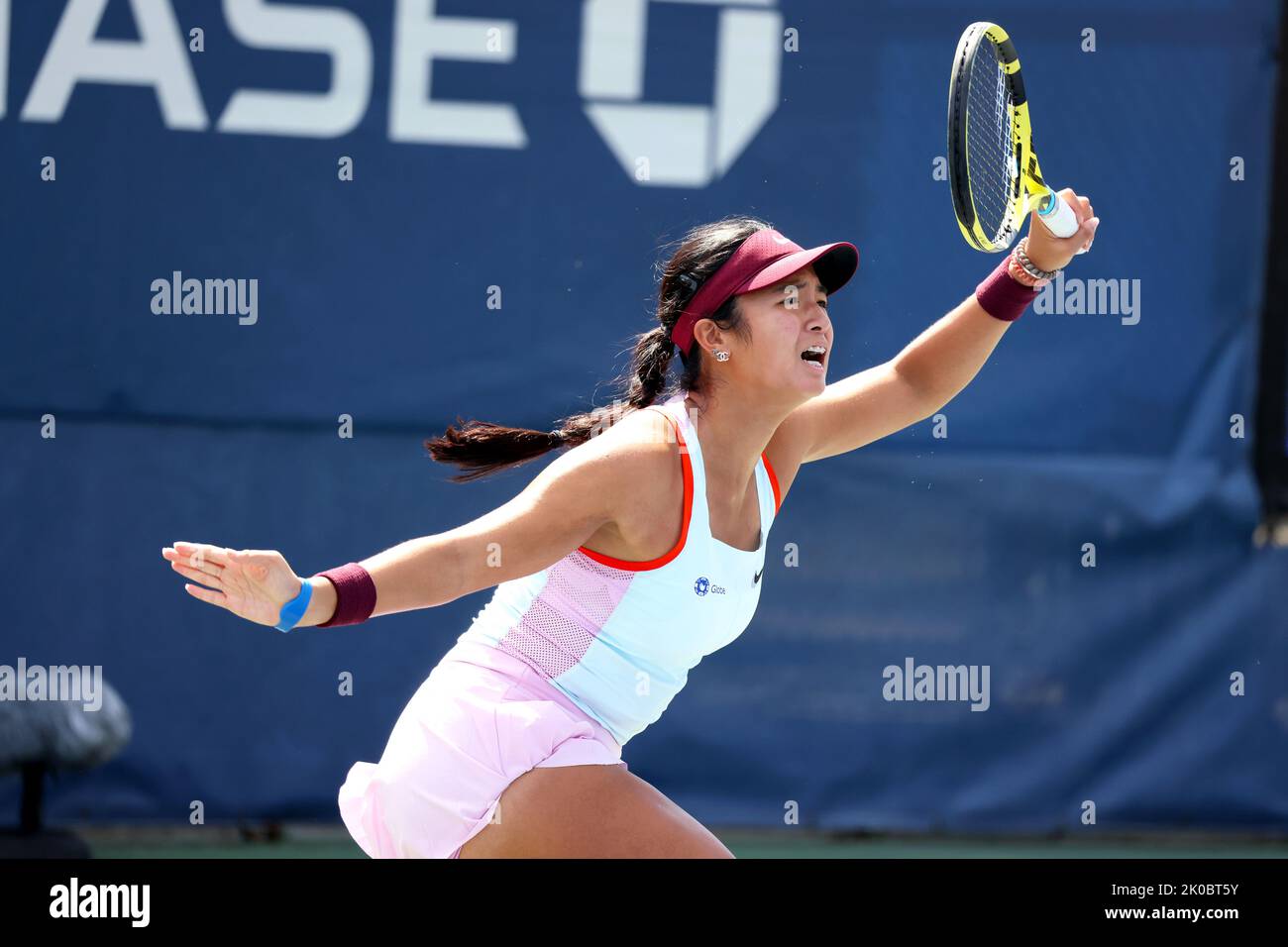New York, Stati Uniti. 10th Set, 2022. Alexandra EALA delle Filippine, in azione durante la finale americana Open Girls Singles contro Lucie Havlickova della Repubblica Ceca. Eala ha vinto la partita in serie diritte per rivendicare il titolo Girls Juniors. Credit: Adamo Stoltman/Alamy Live News Credit: Adamo Stoltman/Alamy Live News Foto Stock