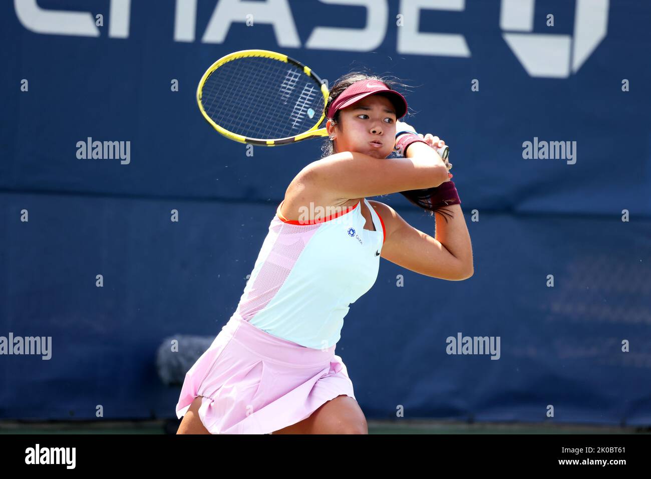 New York, Stati Uniti. 10th Set, 2022. Alexandra EALA delle Filippine, in azione durante la finale americana Open Girls Singles contro Lucie Havlickova della Repubblica Ceca. Eala ha vinto la partita in serie diritte per rivendicare il titolo Girls Juniors. Credit: Adamo Stoltman/Alamy Live News Credit: Adamo Stoltman/Alamy Live News Foto Stock