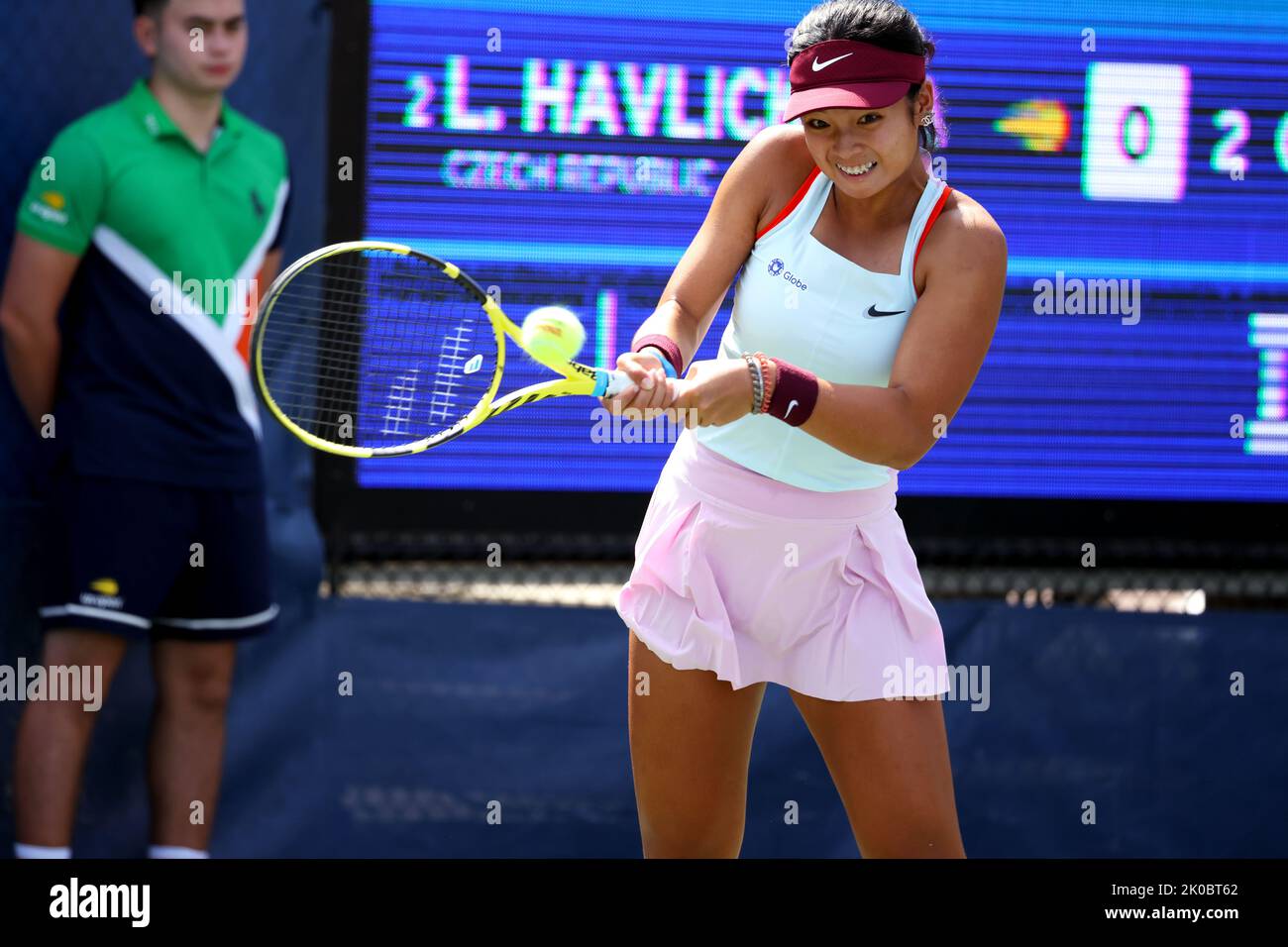 New York, Stati Uniti. 10th Set, 2022. Alexandra EALA delle Filippine, in azione durante la finale americana Open Girls Singles contro Lucie Havlickova della Repubblica Ceca. Eala ha vinto la partita in serie diritte per rivendicare il titolo Girls Juniors. Credit: Adamo Stoltman/Alamy Live News Credit: Adamo Stoltman/Alamy Live News Foto Stock