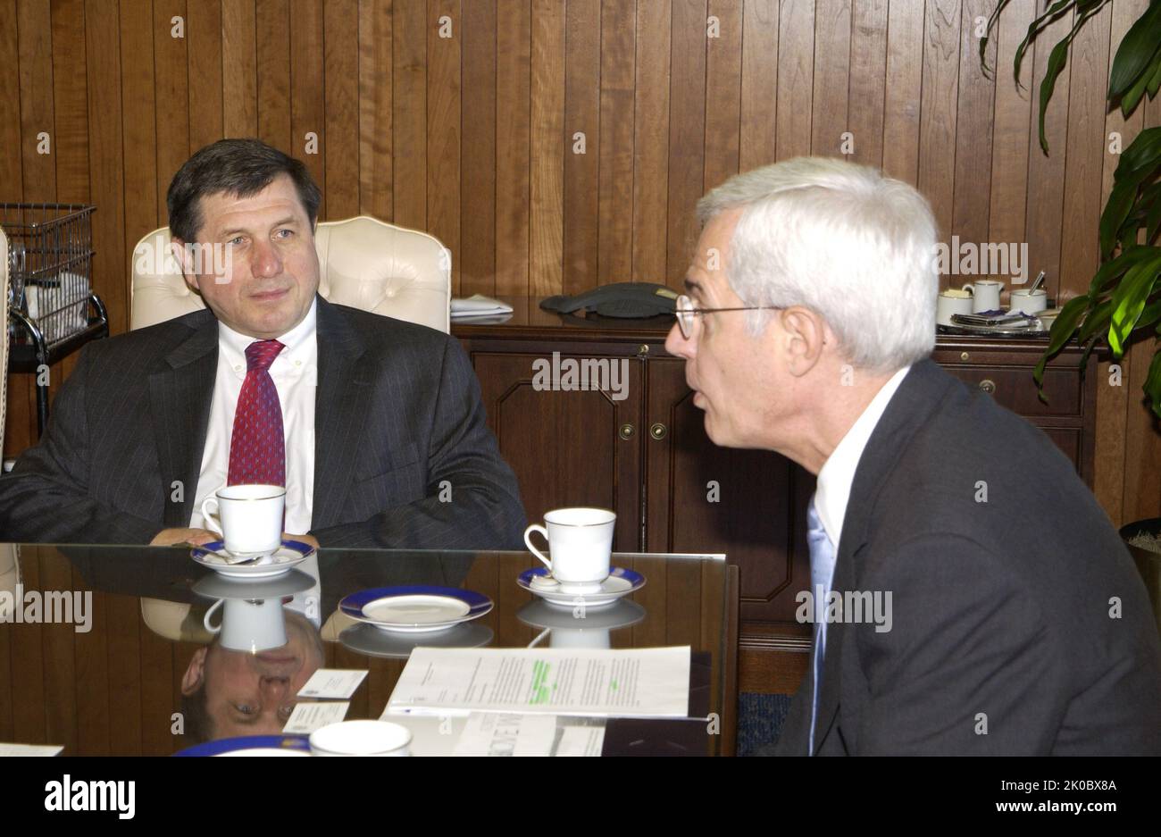 Vice Segretario Roy Bernardi con Ivan Meterov. Il Vice Segretario Roy Bernardi con Ivan Meterov Subject, il Vice Segretario Roy Bernardi ha ricevuto visita presso la sede HUD da Ivan Meterov, Vice primo Ministro russo dell'industria e dell'energia. Foto Stock