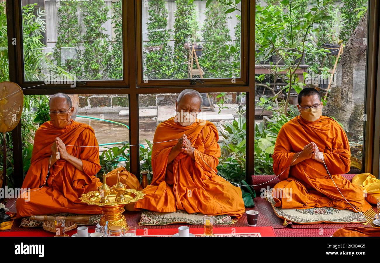 Bangkok, Thailandia. 09th Set, 2022. Una vista ravvicinata dei monaci thailandesi che detengono sai sin, benedetta stringa bianca, che dovrebbe fornire protezione e buona salute. I monaci buddisti thailandesi eseguono una cerimonia di benedizione “Tam Boon” in un nuovo business aperto - Café 123 nel centro di Bangkok. Cinque monaci fanno il merito eseguendo canti ritmici e candele leggere che gocciolano cera in una ciotola di acqua Santa, portando buona fortuna all'istituzione. (Foto di Paul Lakatos/SOPA Images/Sipa USA) Credit: Sipa USA/Alamy Live News Foto Stock