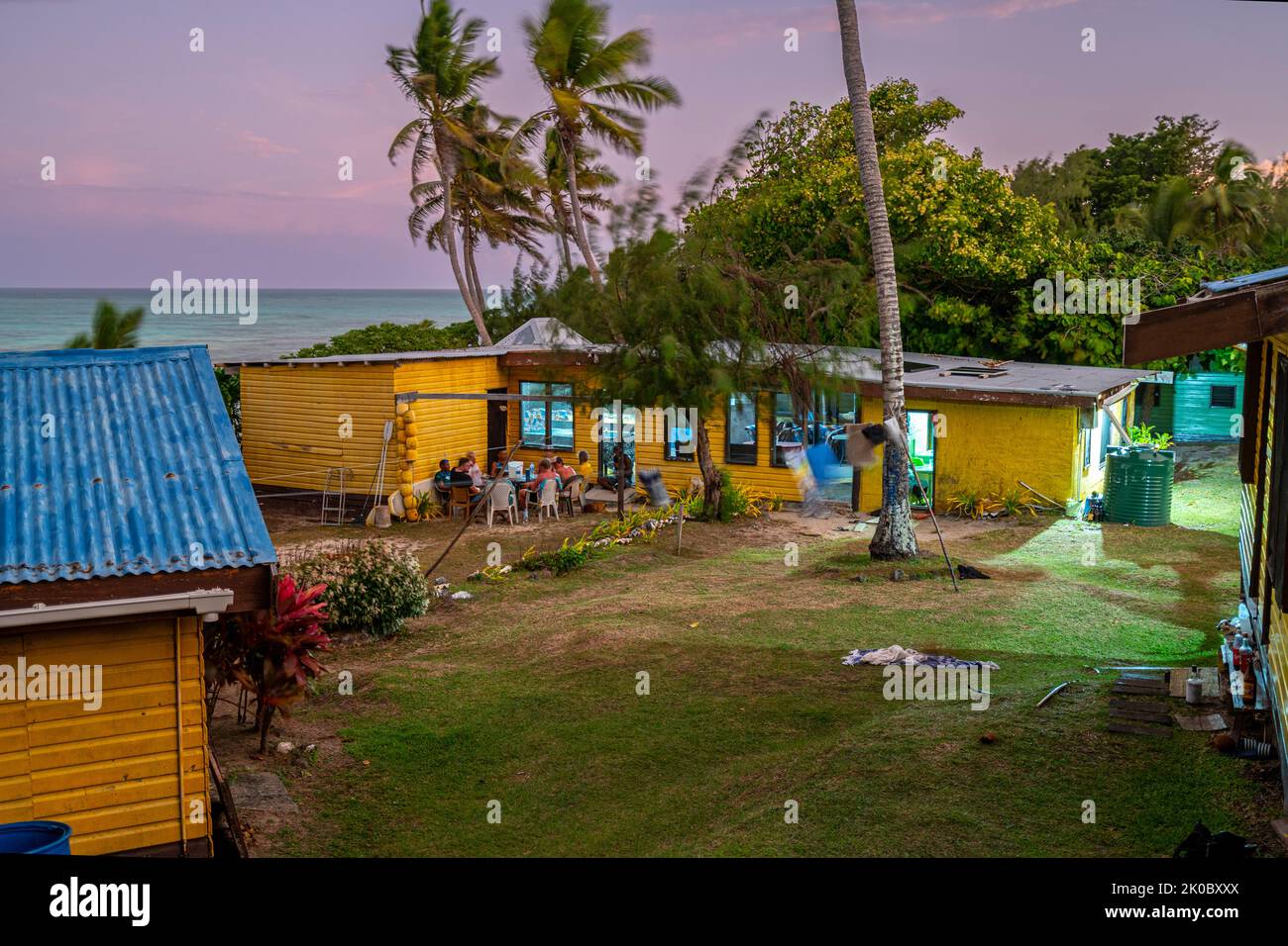 Gli ospiti che socializzano all'aperto in serata presso la famiglia sull'Isola di Nanuya Lailai, sulle Isole Yasawa e sulle Fiji Foto Stock