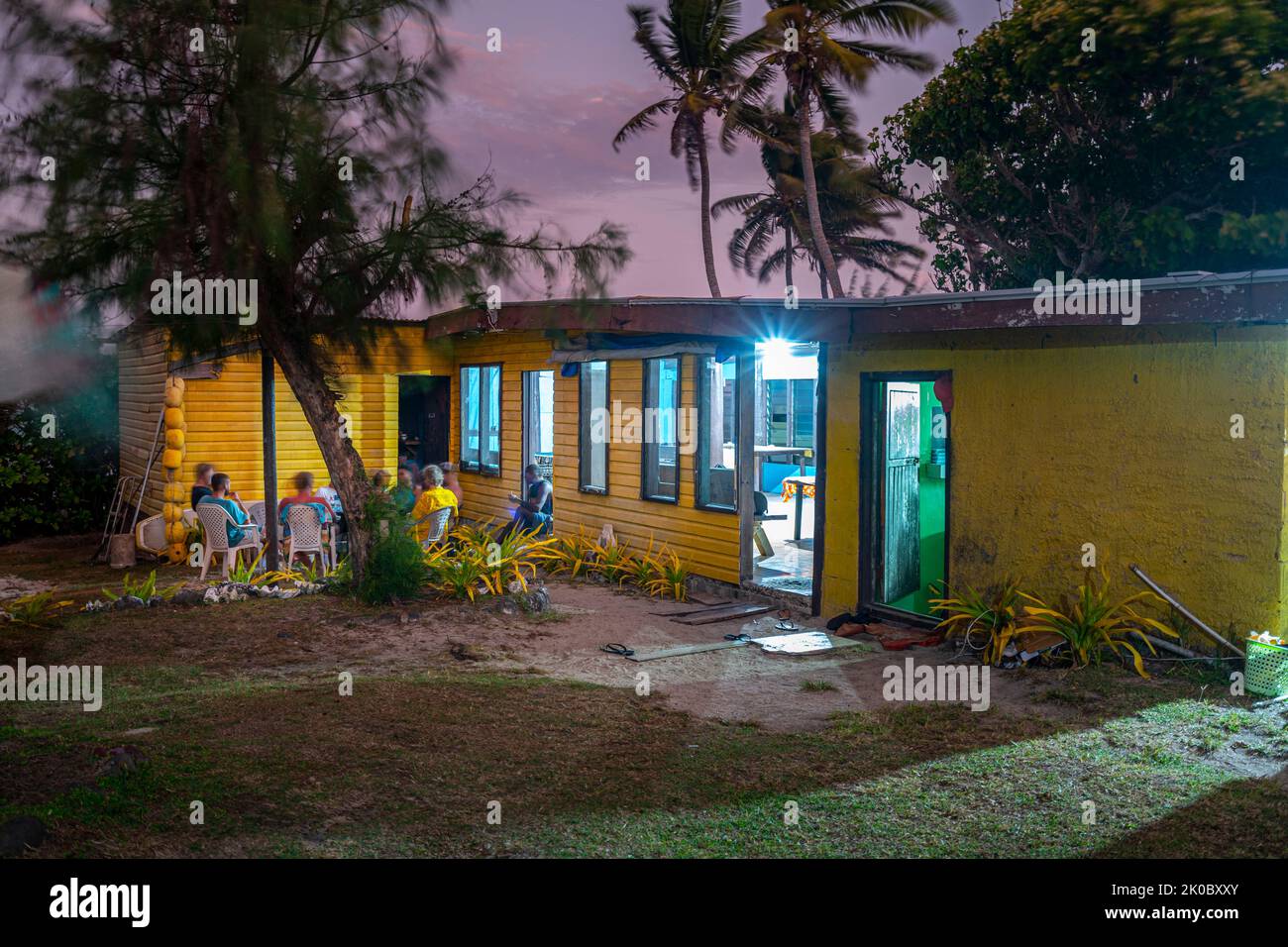 Gli ospiti che socializzano all'aperto in serata presso la famiglia sull'Isola di Nanuya Lailai, sulle Isole Yasawa e sulle Fiji Foto Stock
