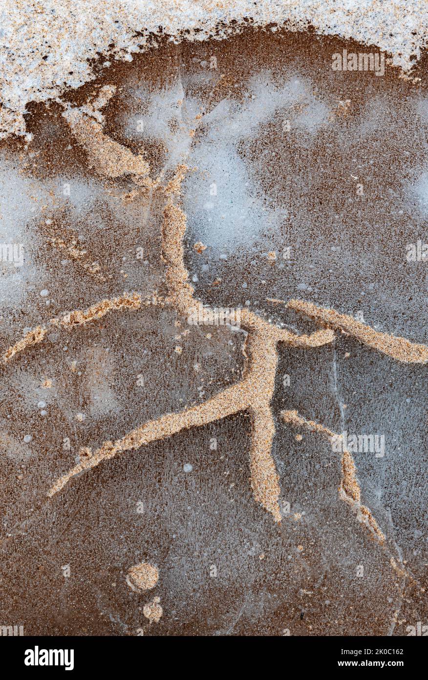 I modelli di sabbia e ghiaccio prendono l'aspetto di una figura scritta asiatica sulla spiaggia al Whitefish Dunes state Park, Door County, Wisconsin Foto Stock