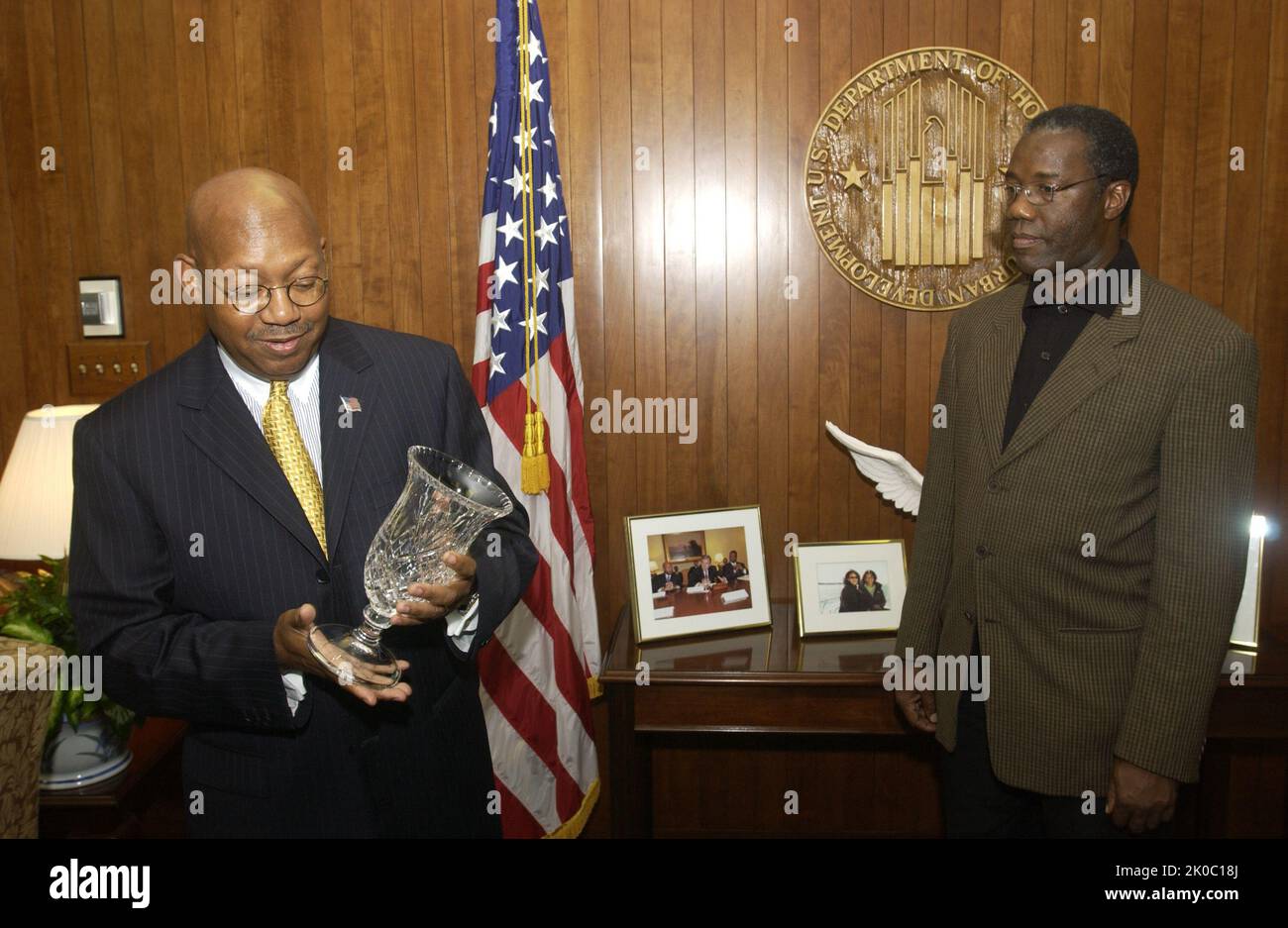 Il Segretario Alphonso Jackson con l'Ufficio delle abitazioni sane e i partecipanti alla formazione per il controllo dei rischi. Il Segretario Alphonso Jackson con l'Ufficio delle abitazioni sane e i partecipanti al corso di formazione per il controllo dei rischi al piombo, il Segretario Alphonso Jackson con l'Ufficio delle case sane e i partecipanti al programma di formazione per il controllo dei rischi al piombo. Foto Stock