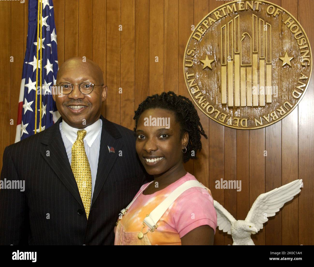 Il Segretario Alphonso Jackson con l'Ufficio delle abitazioni sane e i partecipanti alla formazione per il controllo dei rischi. Il Segretario Alphonso Jackson con l'Ufficio delle abitazioni sane e i partecipanti al corso di formazione per il controllo dei rischi al piombo, il Segretario Alphonso Jackson con l'Ufficio delle case sane e i partecipanti al programma di formazione per il controllo dei rischi al piombo. Foto Stock