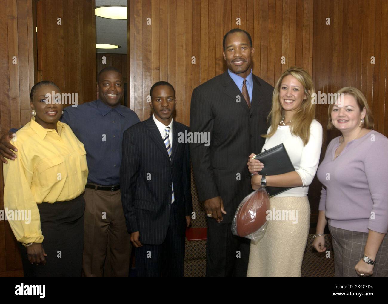 Il Segretario Alphonso Jackson con Charles Mann. Il Segretario Alphonso Jackson con Charles Mann Subject, visita dell'ex star del calcio Washington Redskins Charles Mann alla sede centrale dell'HUD, con la partecipazione del Segretario Alphonso Jackson. Foto Stock