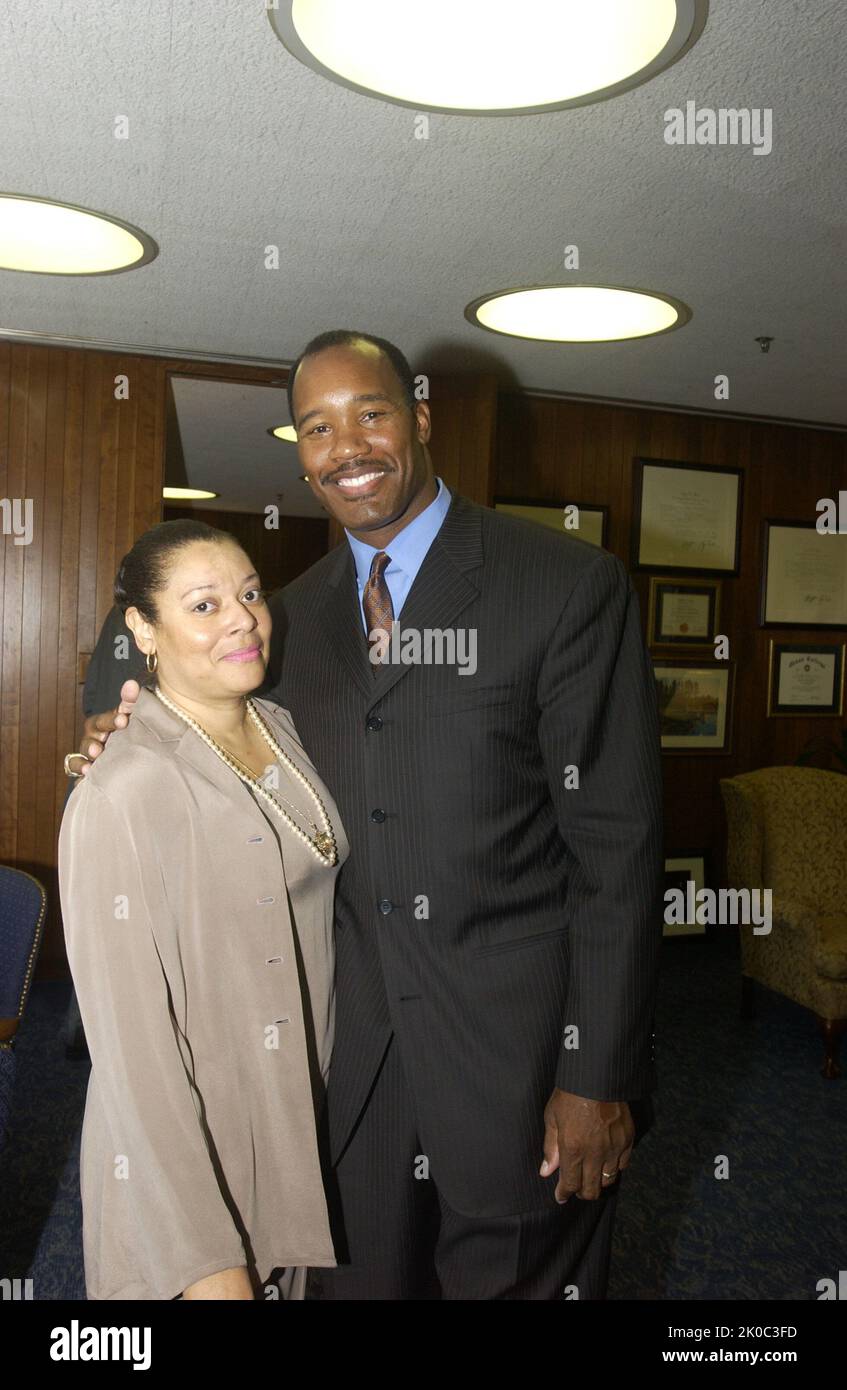 Il Segretario Alphonso Jackson con Charles Mann. Il Segretario Alphonso Jackson con Charles Mann Subject, visita dell'ex star del calcio Washington Redskins Charles Mann alla sede centrale dell'HUD, con la partecipazione del Segretario Alphonso Jackson. Foto Stock