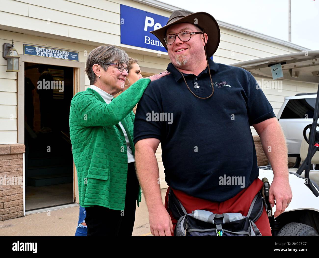 HUTCHINSON, KANSAS - SETTEMBRE 10. 2022 il governatore del Kansas Laura Kelly firma l'autografo per James Lowe dopo il dibattito sul gubernatorial con il suo avversario attuale procuratore generale del Kansas Derek Schmidt Foto Stock